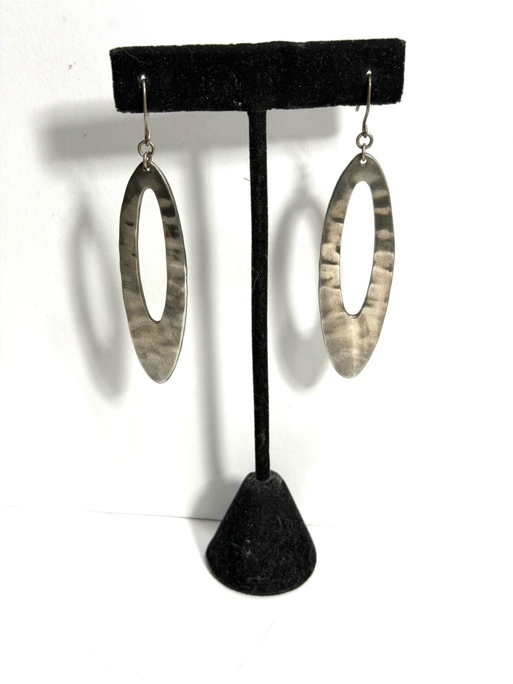Kenneth Cole Hammered Silver Dangle Earrings Modernist Boho Chic Open Center